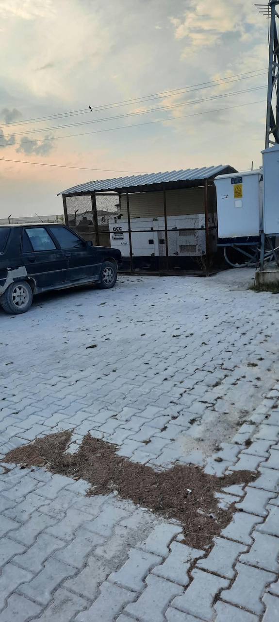 Kooperatif tesisinin önündeki araç