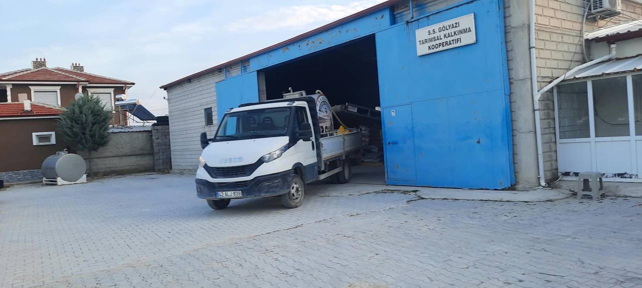 Kooperatif tesisinde çalışan araç